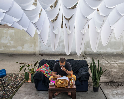 jakub szczęsny installs a temporary refuge on a rooftop in são paulo