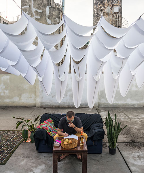 jakub szczęsny installs a temporary refuge on a rooftop in são paulo