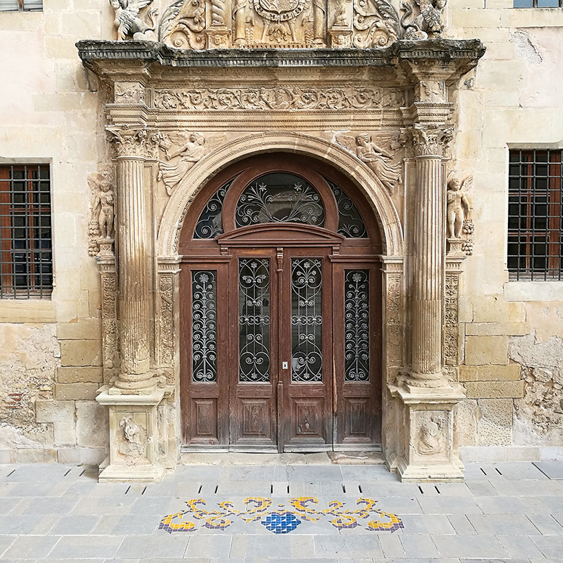 javier de riba illustrates ephemeral plants in front of tortosa's historic courtyards