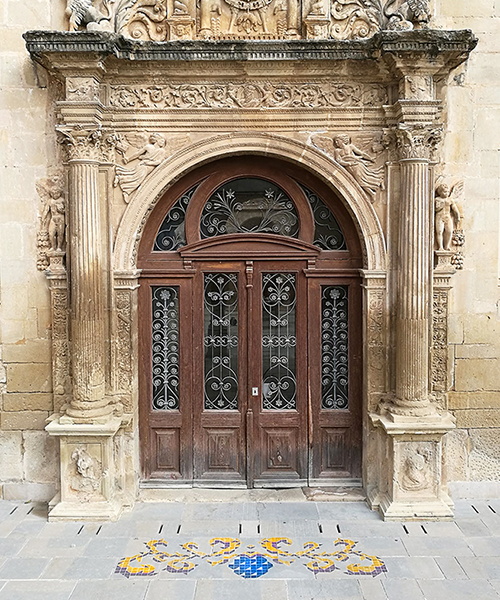 javier de riba illustrates ephemeral plants in front of tortosa's historic courtyards