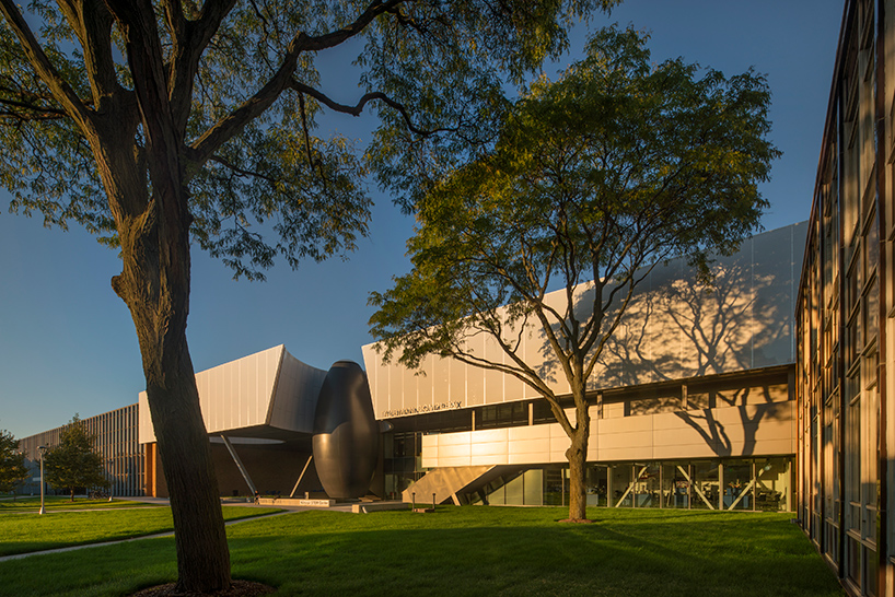 morphosis-architects-thom-mayne-taubman-complex-at-lawrence-tech-university-michigan-designboom-02