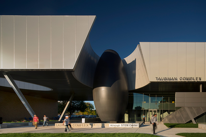 morphosis-architects-thom-mayne-taubman-complex-at-lawrence-tech-university-michigan-designboom-02