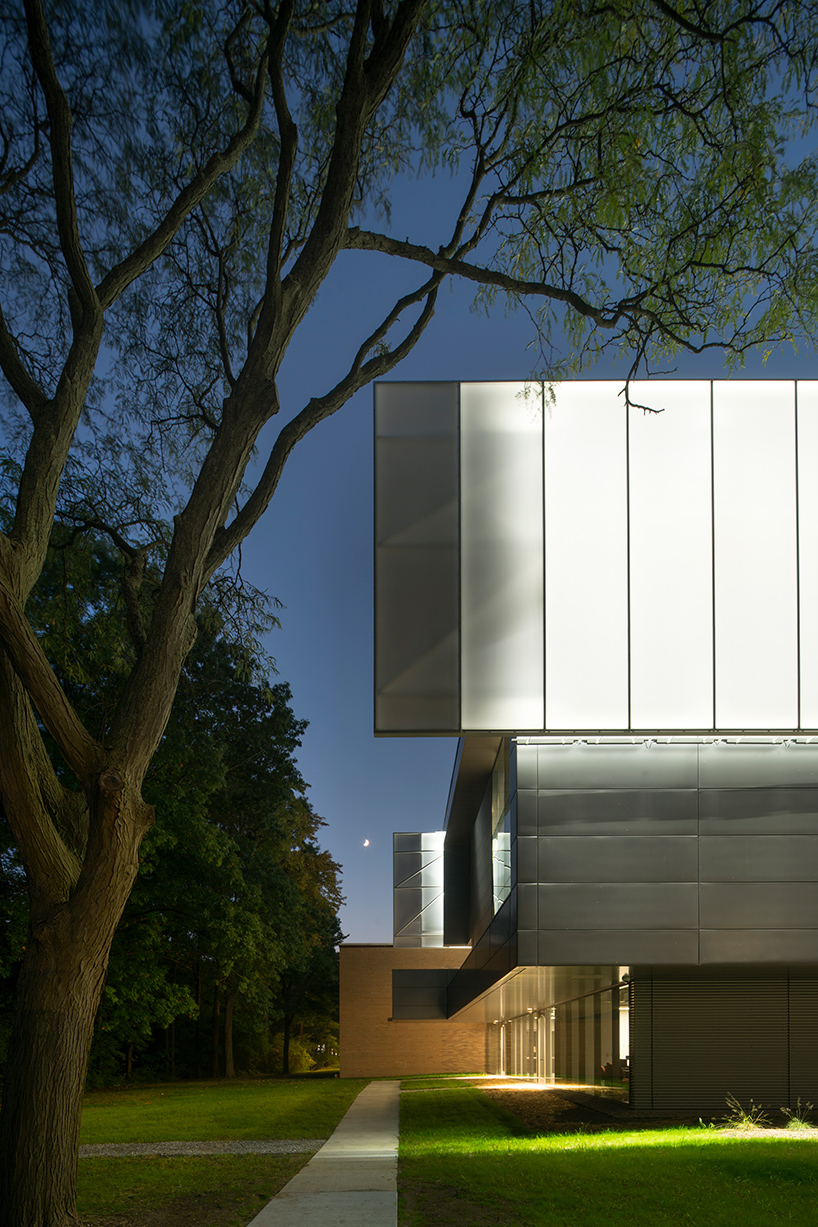 morphosis-architects-thom-mayne-taubman-complex-at-lawrence-tech-university-michigan-designboom-02
