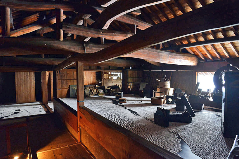 motoi yamamoto sculpts an intricate sea of salt inside a traditional japanese home