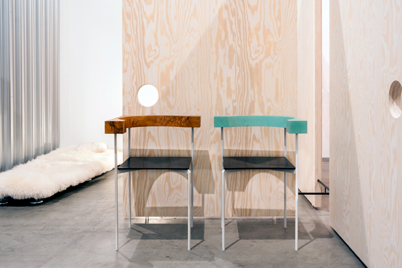 office-kgdvs-corner-chair-biennale-interieur-kortrijk-maniera-designboom-009