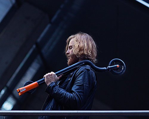 citybirds' minimalist 'raven' scooter is sleek, stylish + light as a feather