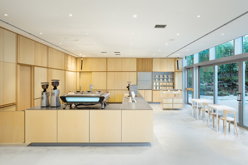 schemata-architects-blue-bottle-coffee-roppongi-cafe-designboom-02