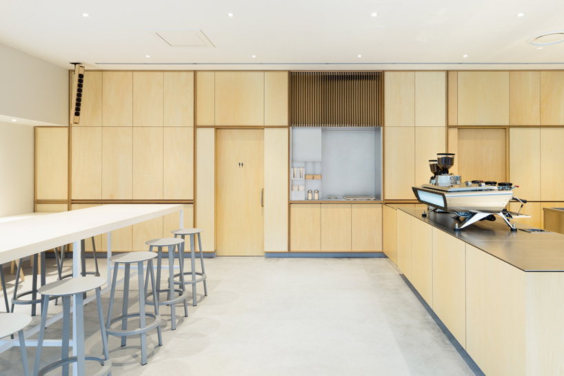 schemata-architects-blue-bottle-coffee-roppongi-cafe-designboom-02