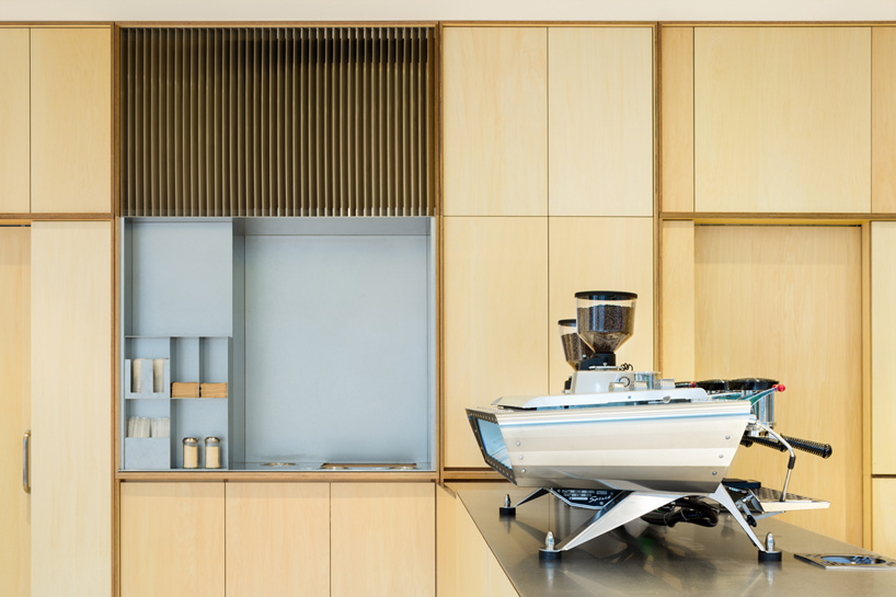 schemata-architects-blue-bottle-coffee-roppongi-cafe-designboom-02