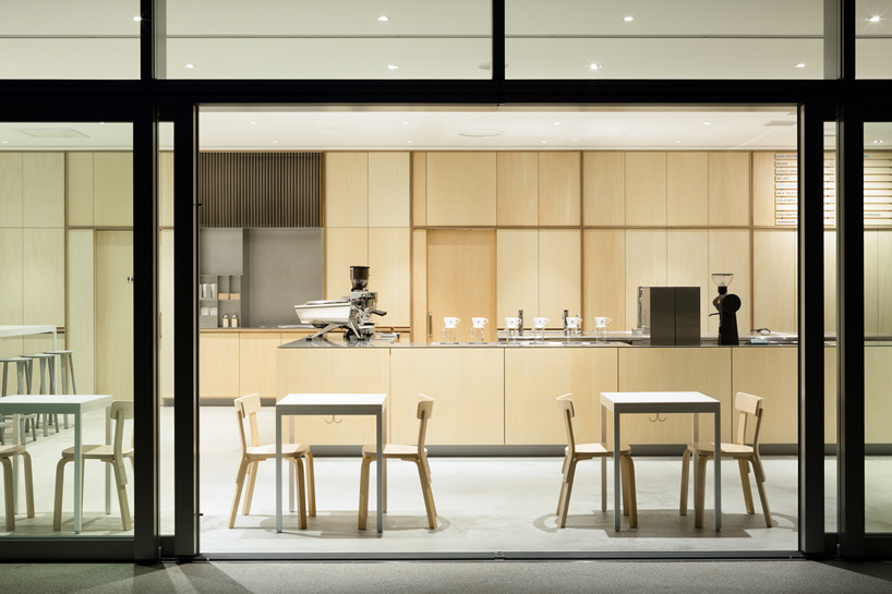 schemata-architects-blue-bottle-coffee-roppongi-cafe-designboom-02