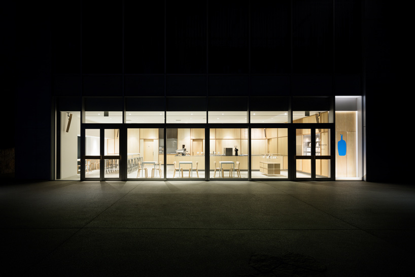 schemata-architects-blue-bottle-coffee-roppongi-cafe-designboom-02