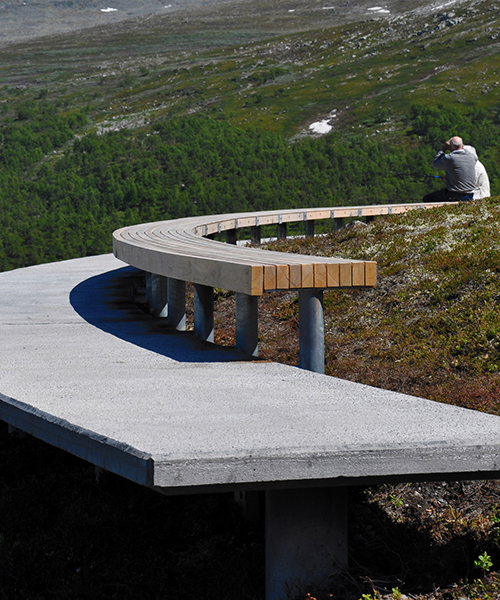 LJB arkitektur builds a 'floating' mountain path + oak bench at vedahaugane, norway