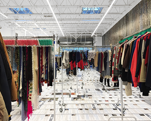 ai weiwei fills NY gallery with thousands of garments gathered from refugee camps