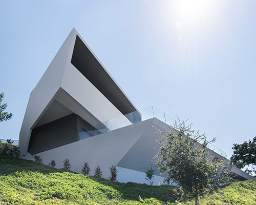 arshia architects' angular mu77 home perches over hollywood hills