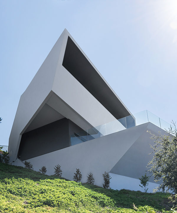 arshia architects' angular mu77 home perches over hollywood hills