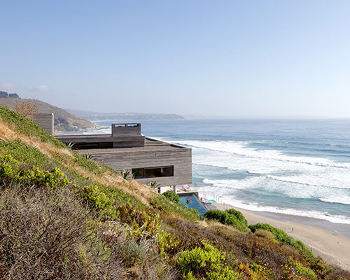 cristian hrdalo cantilevers casa paravicini off chilean coast