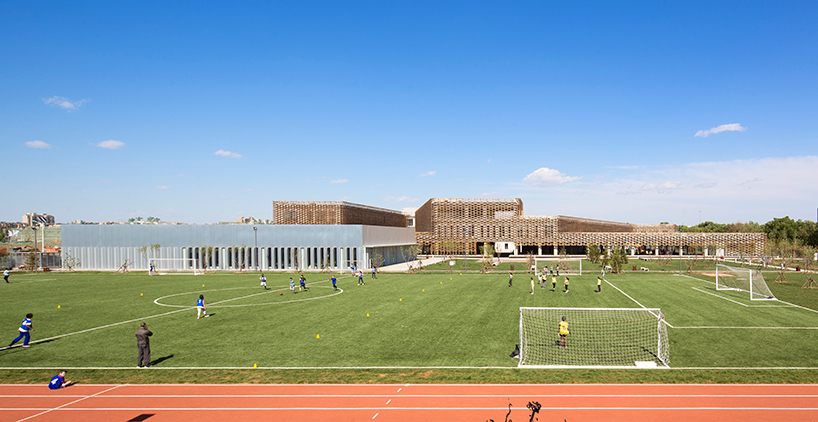 jacques-ferrier-the-french-international-school-of-beijing-china-designboom-02
