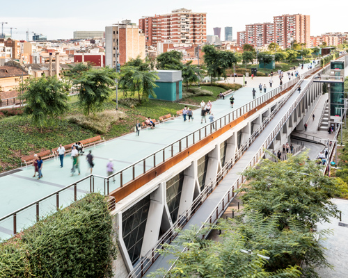 jardins de la rambla de sants is a park elevated above railway lines in barcelona