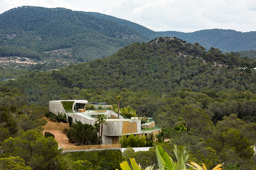 metroarea-architetti-associati-villa-mediterraneo-ibiza-spain-designboom-01