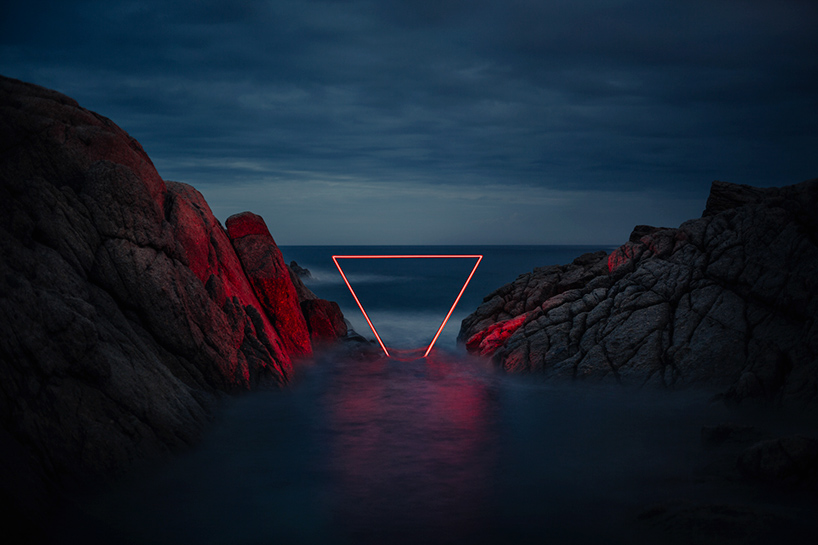 nicolas-rivals-la-linea-roja-installation-nature-long-exposure-light-designboom-01