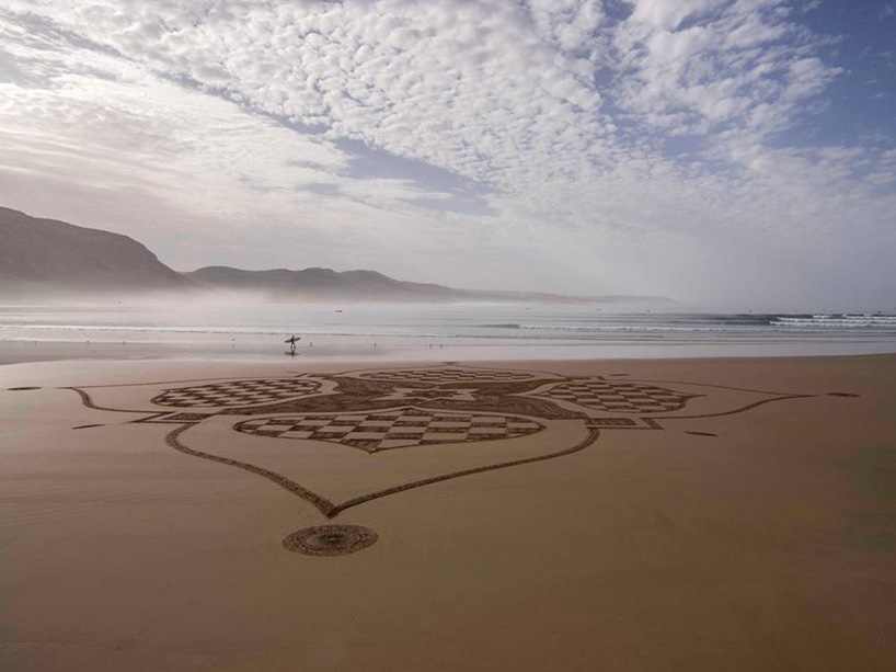 sam-dougados-sand-art-designboom-06