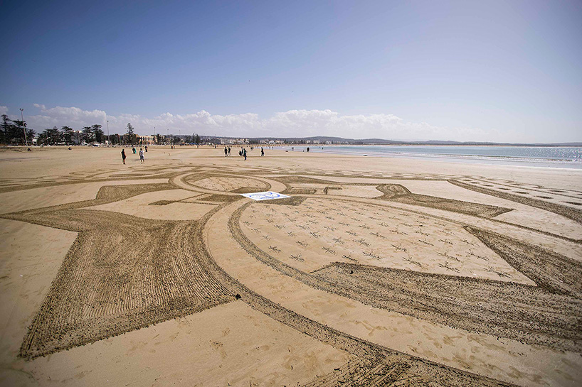 sam-dougados-sand-art-designboom-09