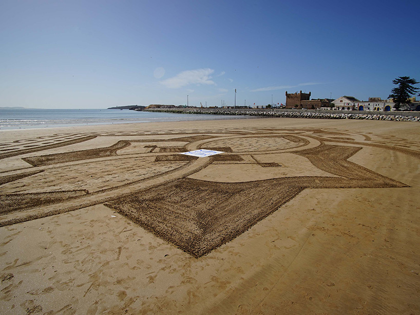 sam-dougados-sand-art-designboom-10