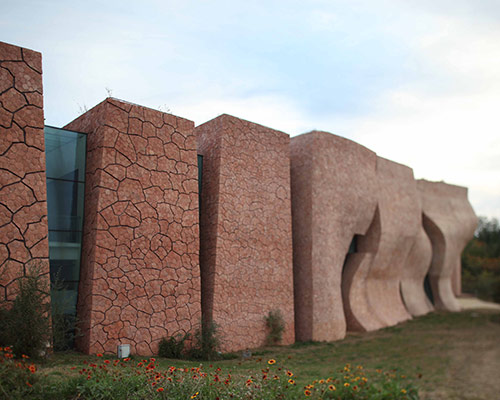 zhanghua architects' yu qingcheng gallery emphasizes journey over destination