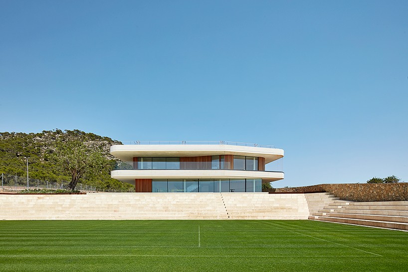 gras-arquitectos-tennis-courts-mallorca-spain-designboom-01