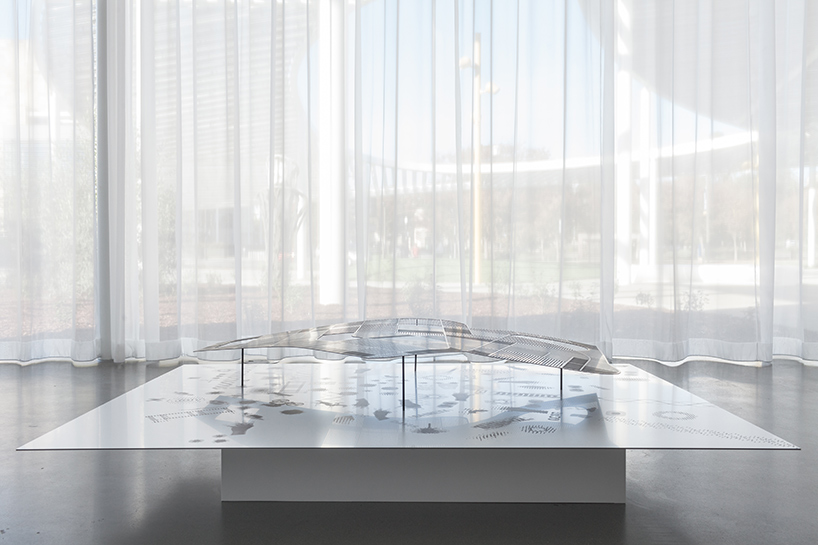 so-il-exhibtion-manetti-shrem-museum-of-art-iwan-baan-california-designboom-01