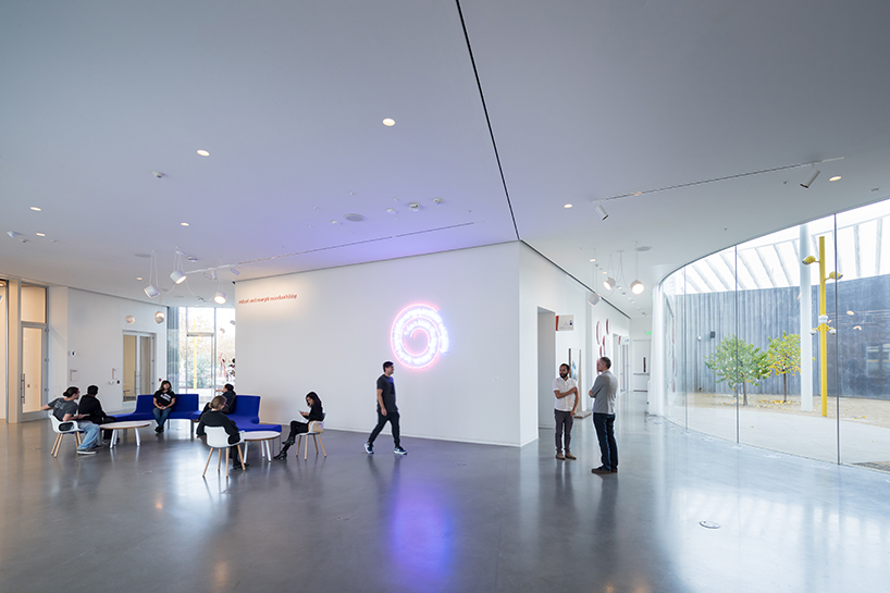 so-il-exhibtion-manetti-shrem-museum-of-art-iwan-baan-california-designboom-01