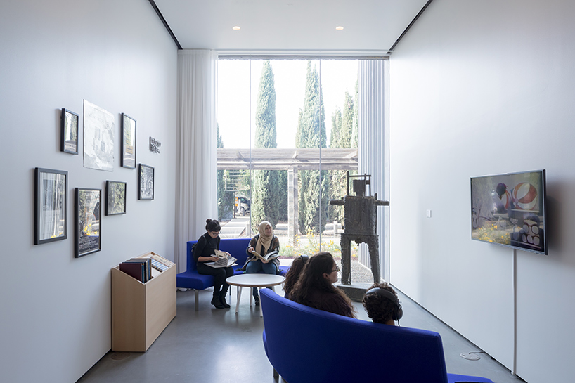 so-il-exhibtion-manetti-shrem-museum-of-art-iwan-baan-california-designboom-01