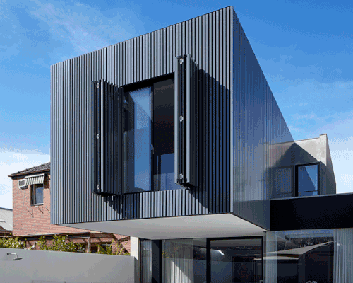 architecton adds cantilevered shutter extension to melbourne residence