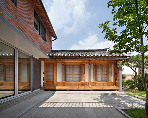 guga urban architecture marries a contemporary home with traditional korean 'hanok'