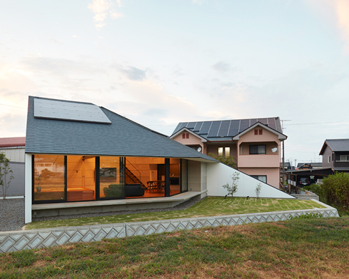 hayato komatsu architects constructs japanese house with no eaves