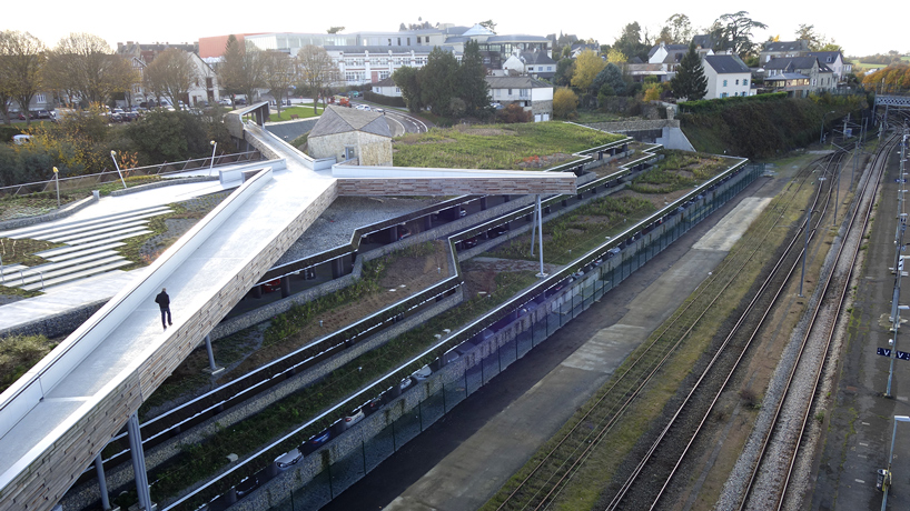 tetrarc-pem-vitre-train-station-walkway-france-designboom-01