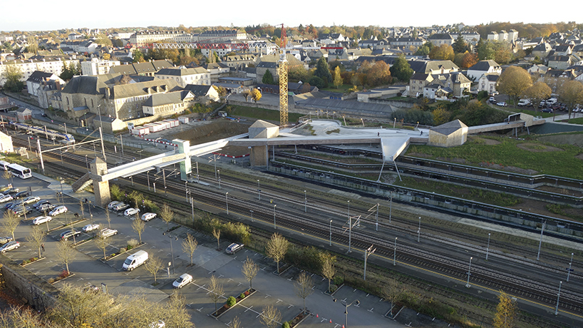 tetrarc-pem-vitre-train-station-walkway-france-designboom-02