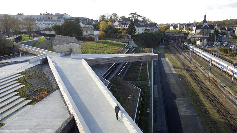 tetrarc-pem-vitre-train-station-walkway-france-designboom-02