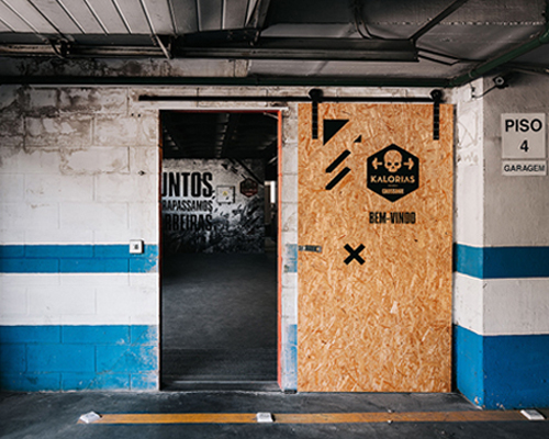 estúdio AMATAM transforms car workshop into CROSSBOX center