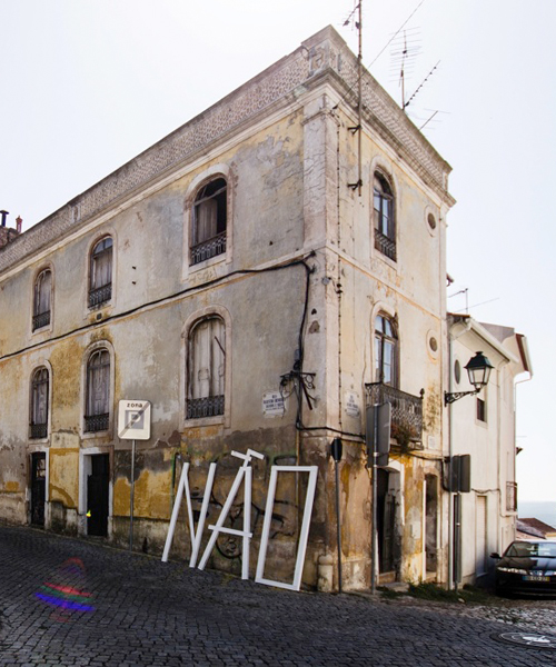 barato creates NÃO installation as an urban narrative in abrantes, portugal