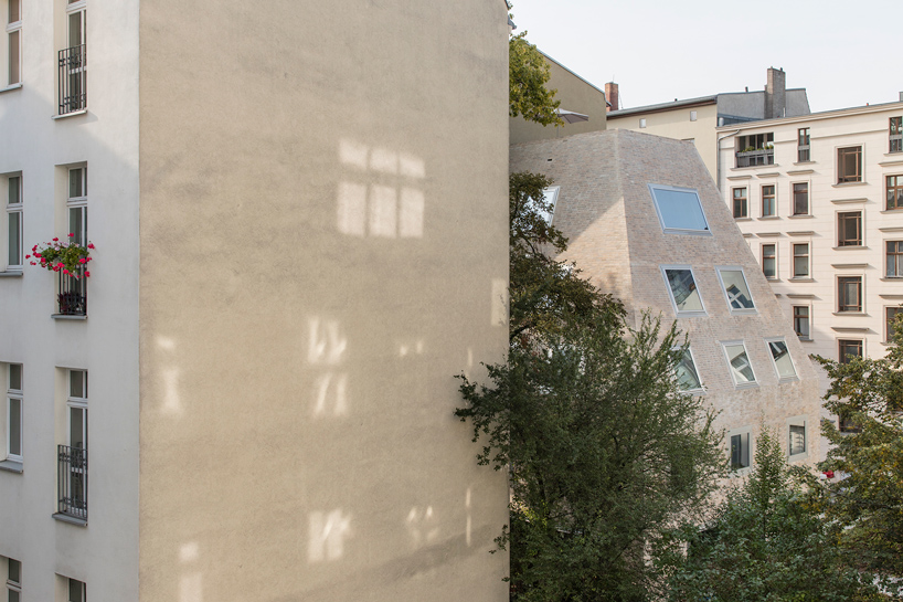 barkow-leibinger-apartment-house-prenzlauer-berg-berlin-germany-designboom-01