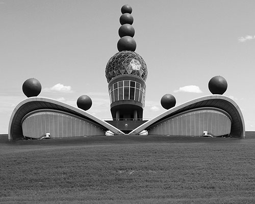 krista jahnke's rural 'hybrids' merge traditional + contemporary architecture