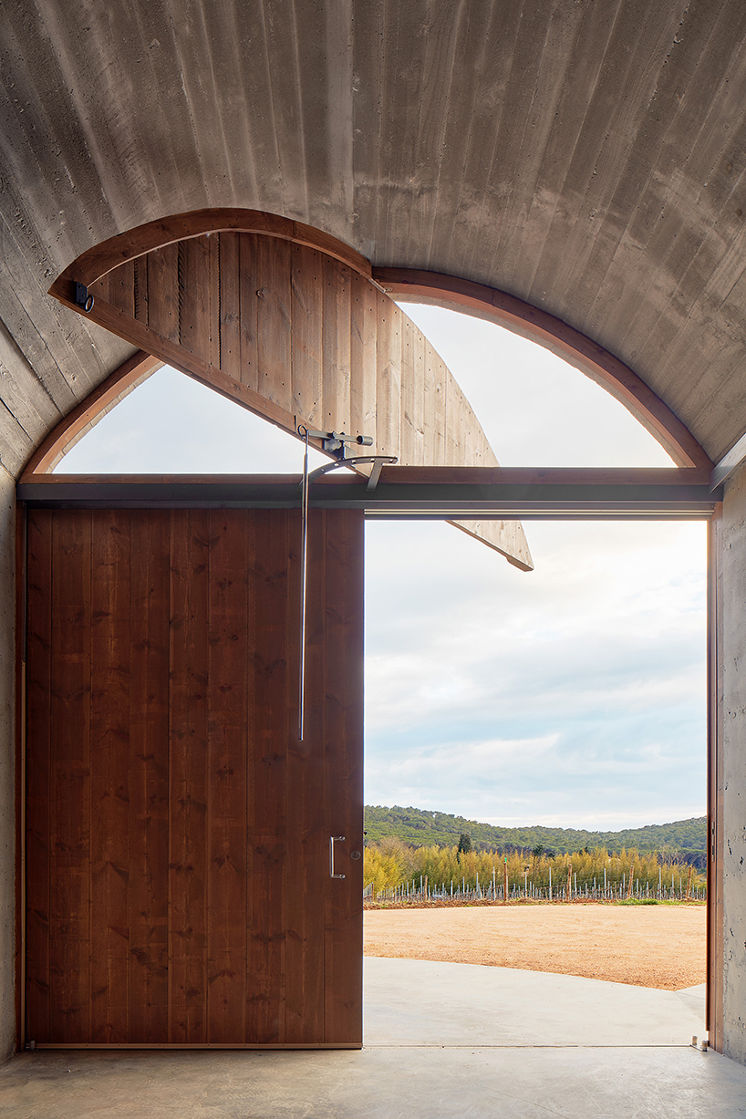 jorge-vidal-tomas-victor-rahola-mont-ras-winery-girona-catalonia-spain-designboom-02