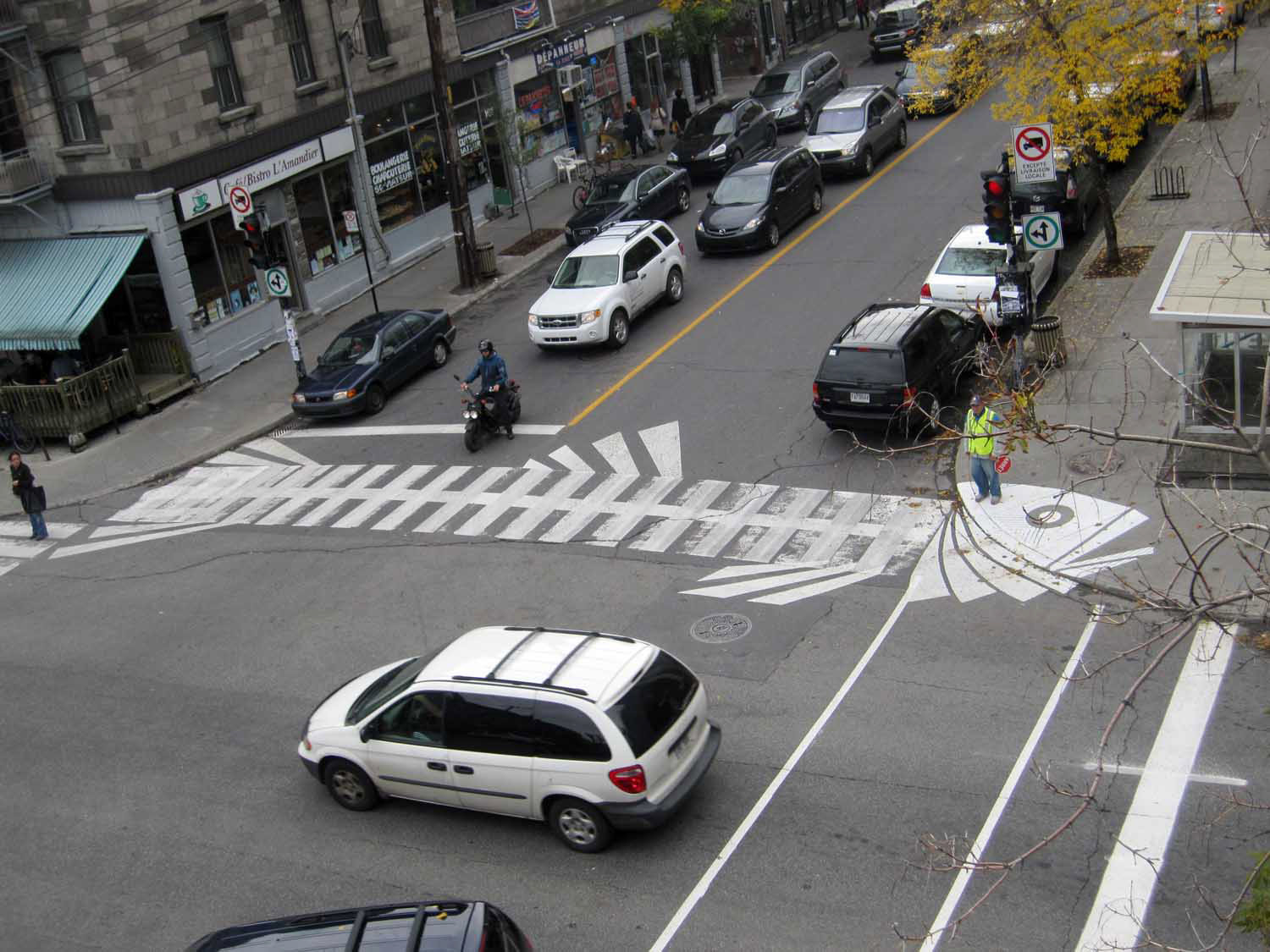roadsworth-peter-gibson-ground-murals-designboom-02