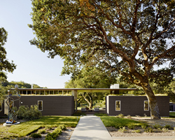 turnbull griffin haesloop architects' sonoma residence sits within a lush meadow