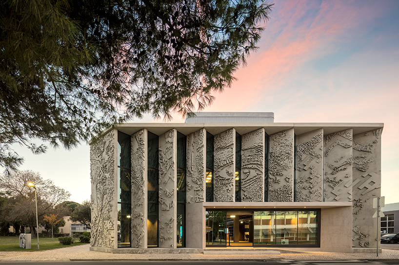 vhils-alexandre-farto-headquarters-gs1-portugal-lisbon-designboom-02