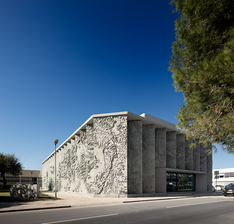 vhils-alexandre-farto-headquarters-gs1-portugal-lisbon-designboom-02
