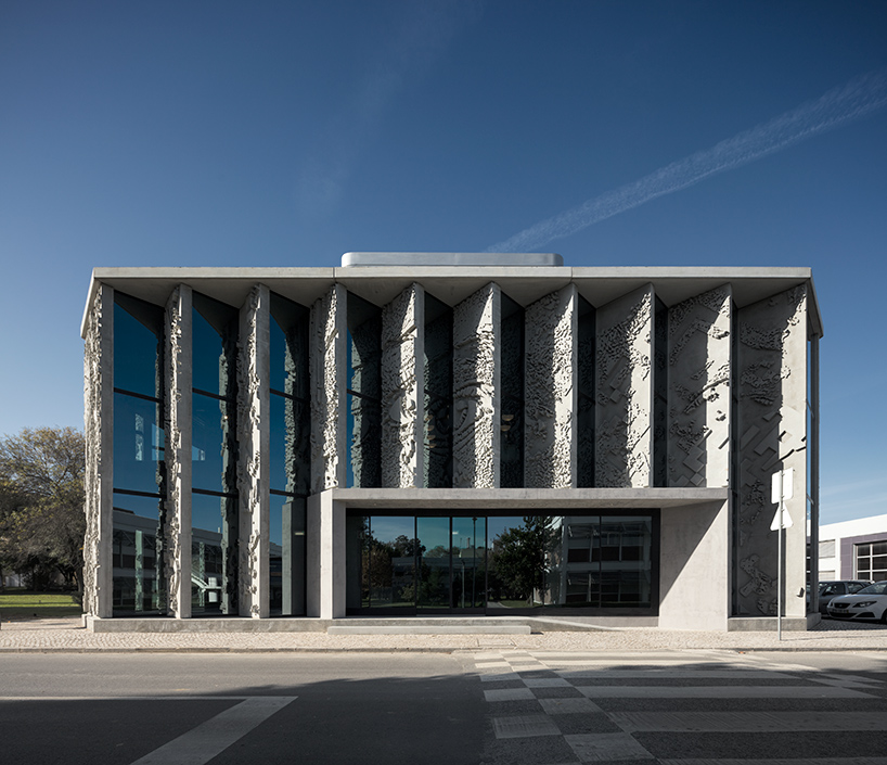 vhils-alexandre-farto-headquarters-gs1-portugal-lisbon-designboom-02