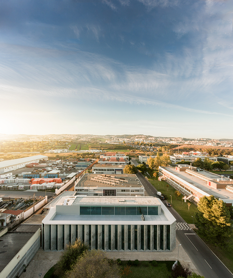 vhils-alexandre-farto-headquarters-gs1-portugal-lisbon-designboom-02