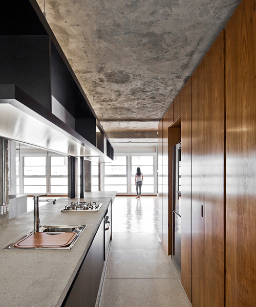 zoom injects fluidity + materiality into apartment in são paulo